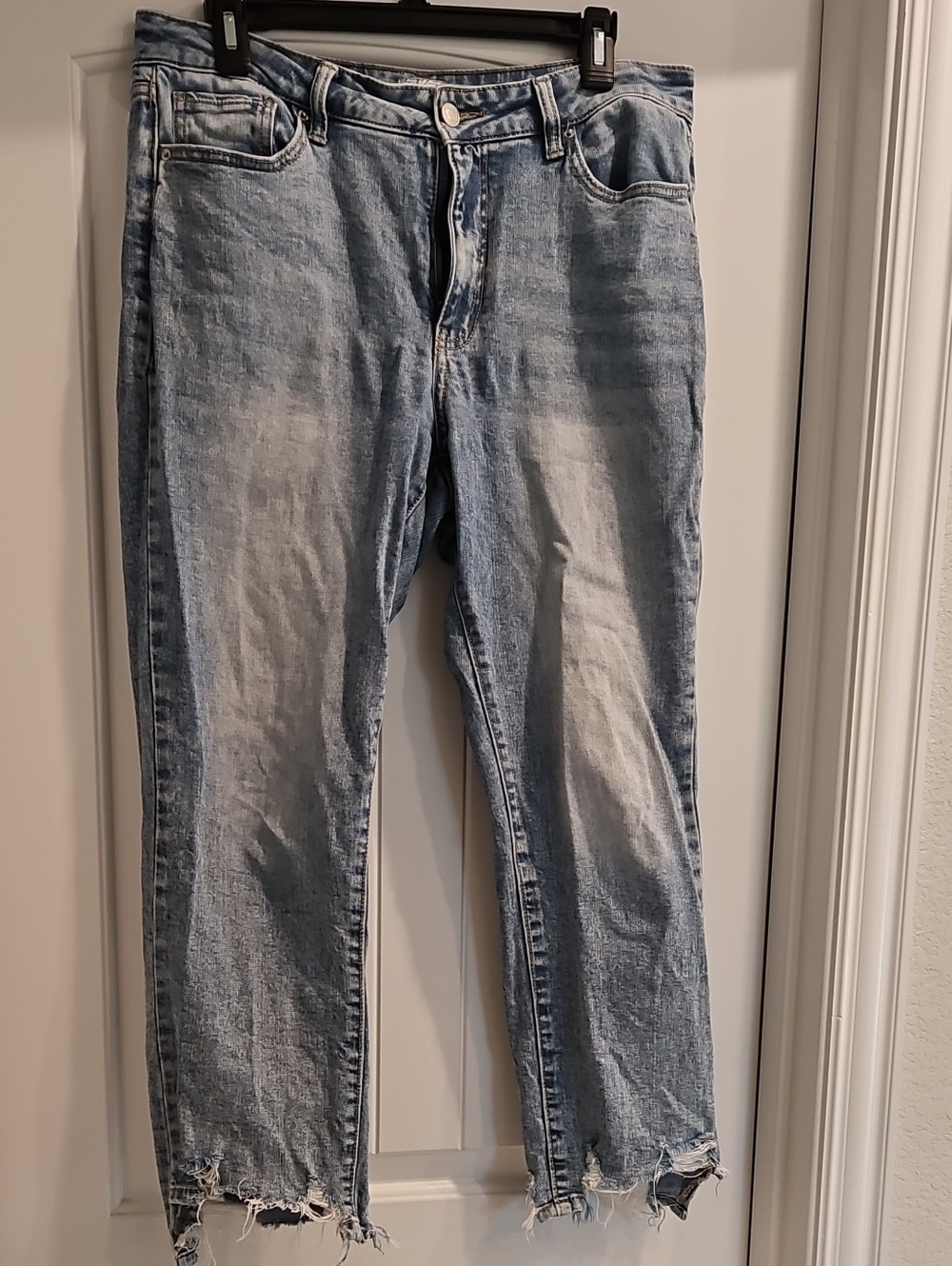 Time and Tru Light Blue Distressed Cropped Jeans